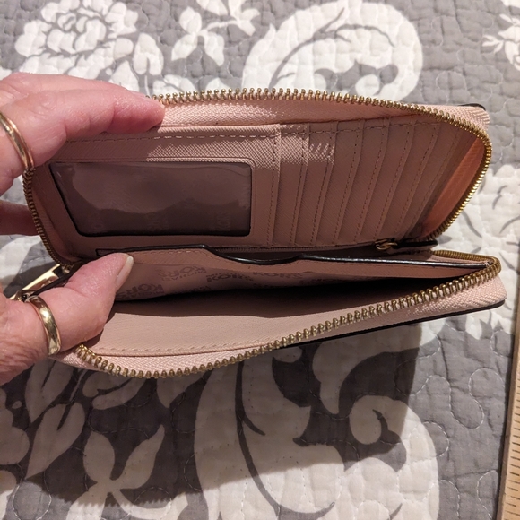 Michael Kors matching purse and wallet - Picture 14 of 15
